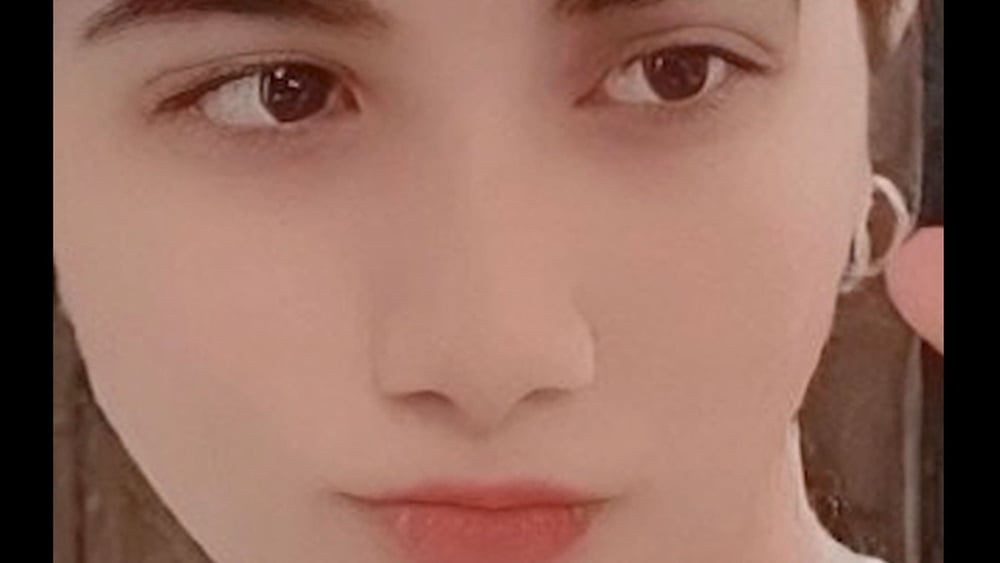 Die 16-jährige Schülerin Armita Garawand liegt seit Tagen im Koma, nachdem sie von einer Sittenwächterin wegen des fehlenden Kopftuches angegeriffen wurde. © Amnesty International  (Screenshot Video)