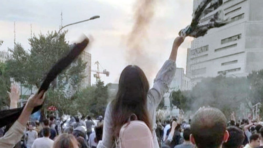 Seit einem Jahr protestieren die Menschen im Iran für Freiheit, Demokratie und Menschenrechte. Der Preis den sie dafür zahlen, ist hoch. © Privat