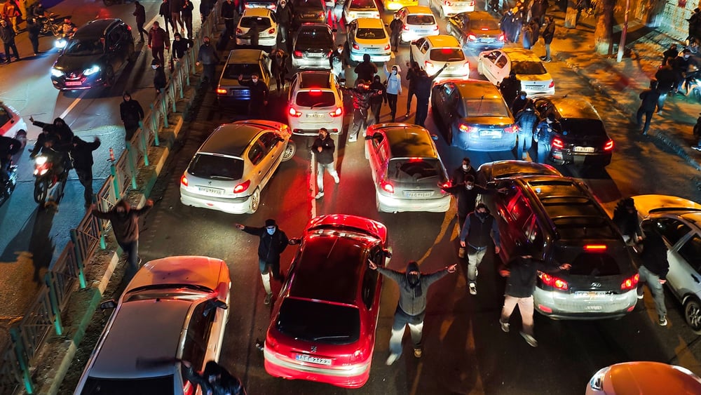 Demonstrant*innen blockieren am 8. Januar 2026 eine Strasse in Teheran, Iran. © Getty Images