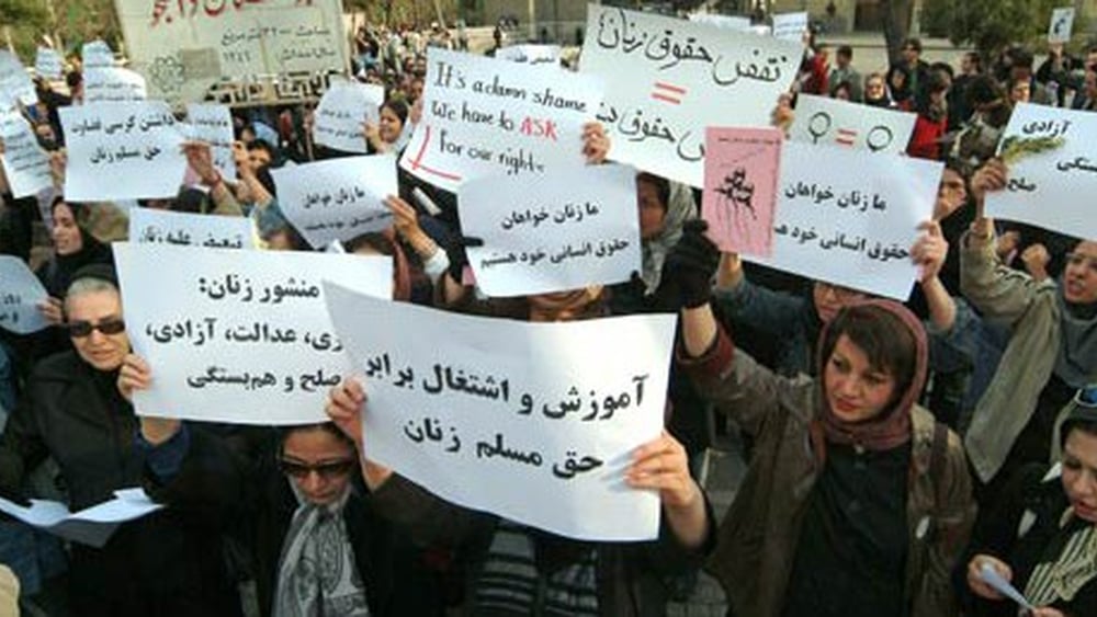 Frauenrechtsdemo in Teheran am Weltfrauentag, 8. März 2006. © Arash Ashoorinia, www.kosoof.com
