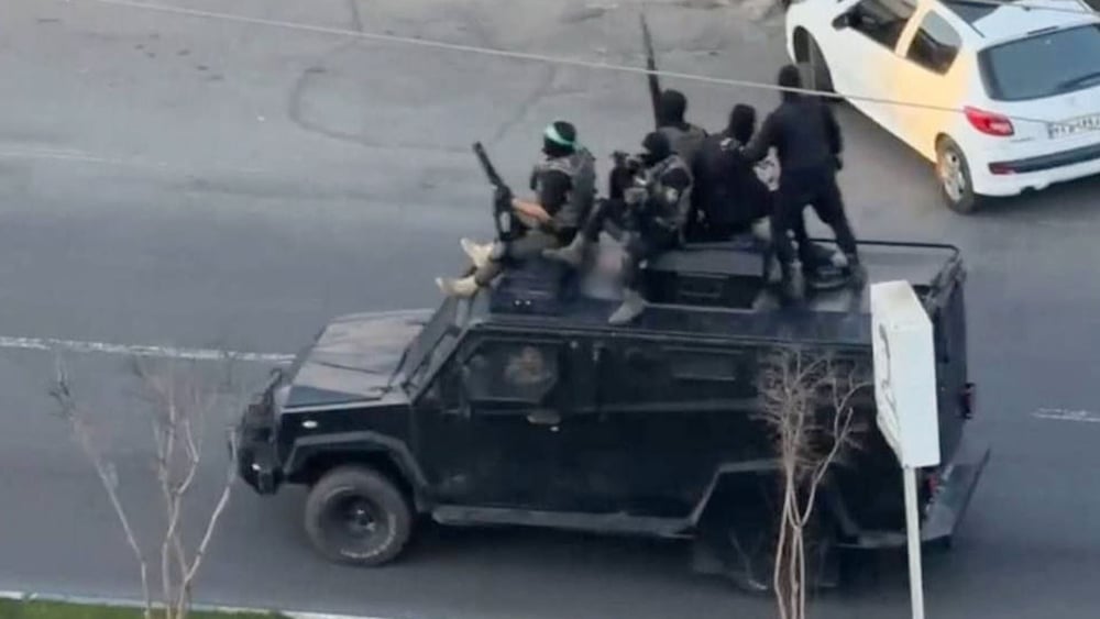 Bewaffnete Sicherheitskräfte fuhren am 15. Januar 2026 durch eine Strasse in Tonekabon (Shahsavar) in der Provinz Mazandaran. Die iranischen Behörden haben seit den Massakern bei Protesten am 8. und 9. Januar 2026 die Präsenz des Militärs verstärkt. © private