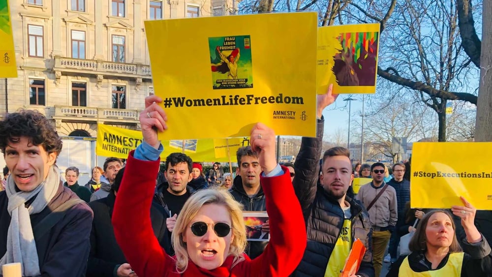 Kundgebung zur Unterstützung der Proteste im Iran: Amnesty-Aktivist*innen in Zürich, 7. Januar 2023. © Amnesty Schweiz