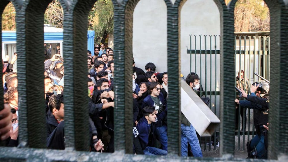 Rund um die Universität von Teheran kam es am 30. Dezember 2017 zu Protesten von Studenten und Studentinnen; auch in mindestens 8 weiteren Städten wurde gegen die Regierung demonstriert. © STR/ EPA / Keystone
