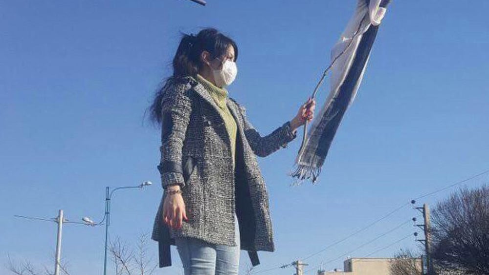 Wie diese junge Frau protestierten viele Frauen gegen die Hijab-Gesetze, indem sie ihr Kopftuch als Fahne an einen Stock binden. 	© White Wednesdays Campaign