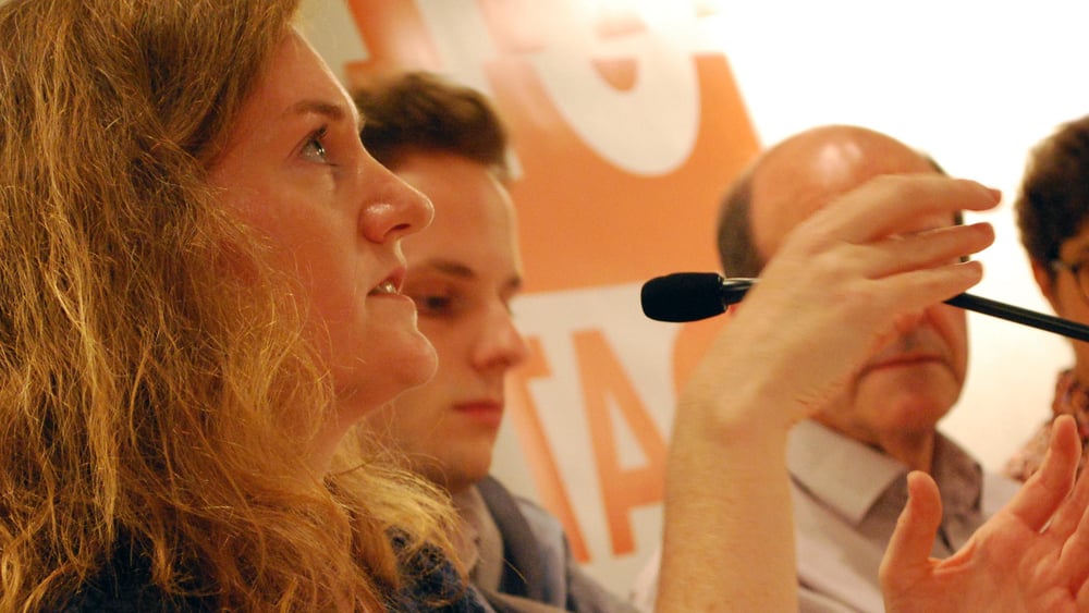 Kelly Mackey auf einer Podiumsdiskussion in Bern. © Amnesty International