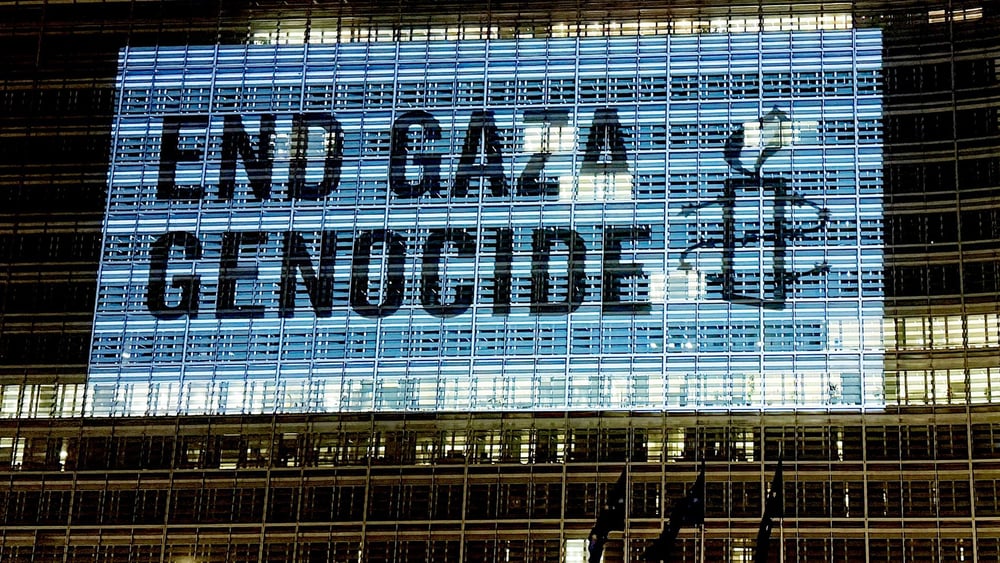 Amnesty International ruft die internationale Gemeinschaft dazu auf, die Gelegenheit des Waffenstillstands zu nutzen, um von Israel zu verlangen, dass lebenswichtige Güter an die palästinensische Bevölkerung geliefert werden können.  Im Bild das Gebäude der EU-Kommission in Brüssel, auf welches Amnesty International eine Botschaft an die Staats- und Regierungschefs der EU projizierte. © Amnesty International