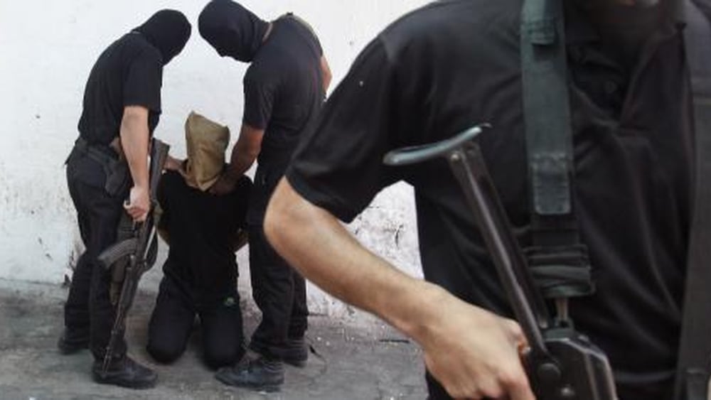 Verhaftung eines angeblichen Kollaborateurs durch die Hamas © REUTERS