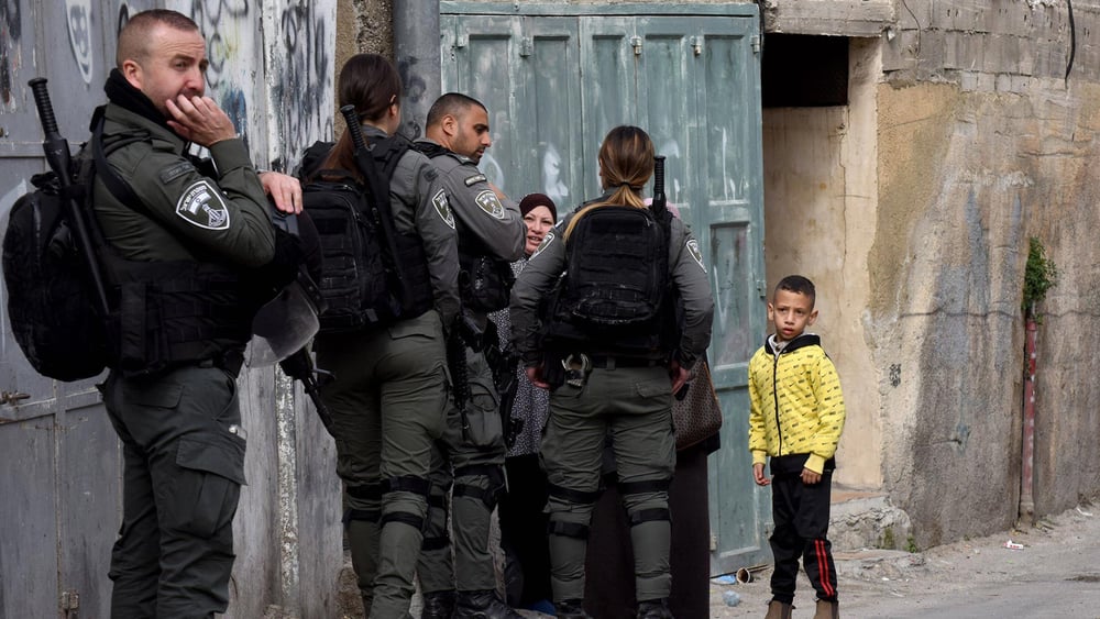Israelische Sicherheitskräfte halten eine Palästinenserin in Ostjerusalem vor dem versiegelten Haus des Attentäters vom 27. Januar an. Das israelische Sicherheitskabinett beschloss, das Haus abreissen zu lassen. © IMAGO/Debbie Hill