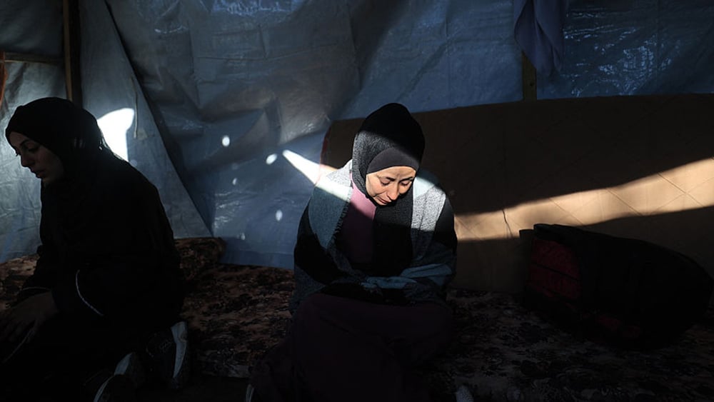 Diese zwei Palästinenserinnen kamen in einem Zelt unter, nachdem sie nach einem israelischen Angriff auf Nusseirat im Gazastreifen in der Nacht vom 9. März 2026 flüchten mussten. © Eyad Baba / AFP via Getty Images