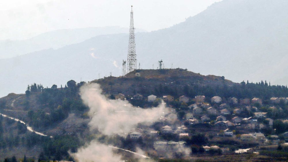 Dieses Bild aus der südlibanesischen Region Marjayoun zeigt die Rauchschwaden eines Raketenangriffs aus dem Libanon auf die israelische Stadt Metula am 31. Oktober 2024. © AFP via Getty Images)