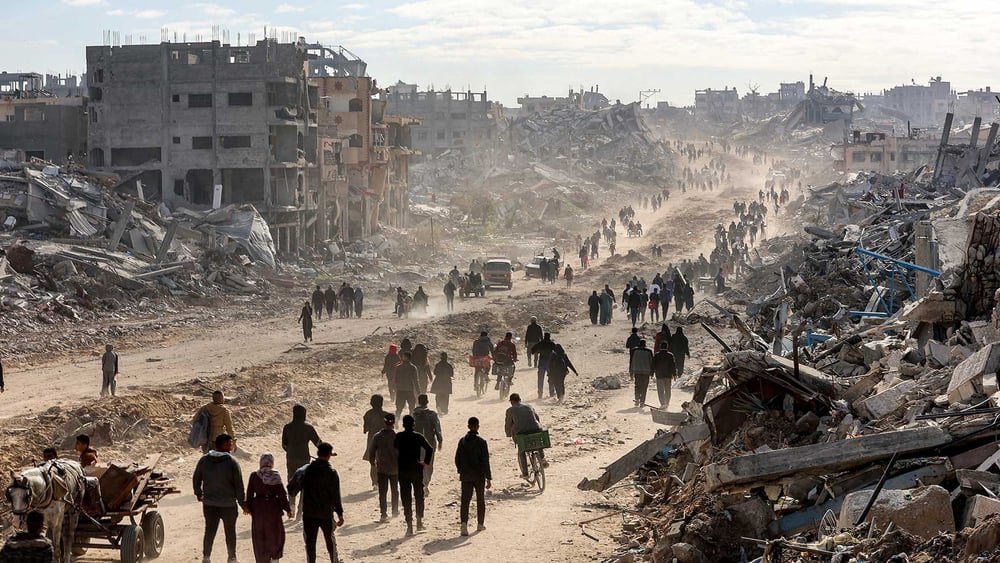 Grosse Teile der Zivilbevölkerung in Gaza wurden mehrfach vertrieben. Die Menschen, die sich im Stich gelassen fühlen und dagegen protestieren, riskieren Repressalien durch die Hamas. © Omar al-Qattaa/AFP via Getty Images