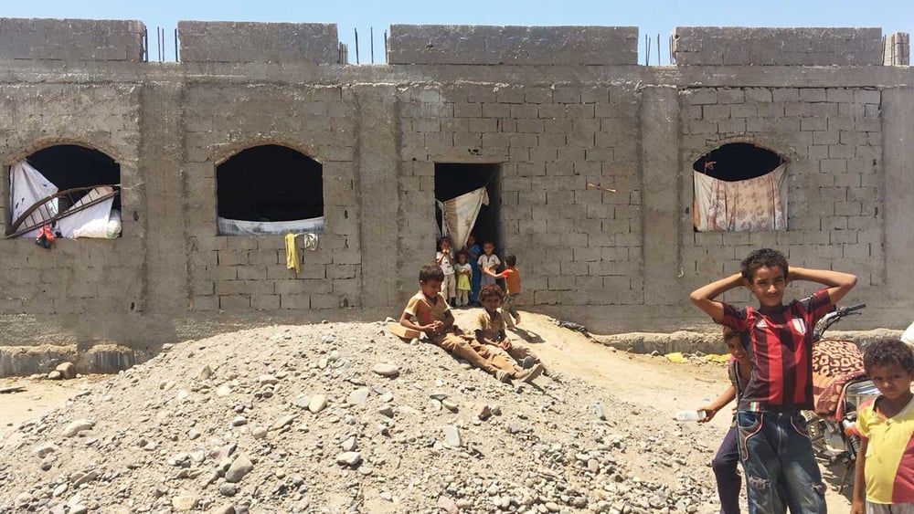In Gawa'la am Stadtrand von Aden spielen die Kinder ausserhalb eines halbgebauten Gebäudes, in welchem sieben Familien mit mehr als 20 Kindern leben. Sie gehören zu den kürzlich aus dem Hodeidah-Gebiet Vertriebenen. Die Uno schätzt, dass zwischen Dezember 2017 und Mai 2018 mehr als 100'000 Menschen in der Boden- und Luftoffensive vertrieben wurden © Amnesty International