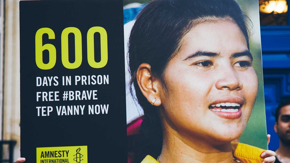 Amnesty International betrachtete Tep Vanny als eine Gefangene aus Gewissensgründen, die nur wegen ihrer friedlichen Menschenrechtsarbeit festgehalten wurde. Sie war auch Teil der globalen BRAVE-Kampagne, an der mehr als 200'000 Menschen weltweit teilgenommen haben. © christophemeireis.com