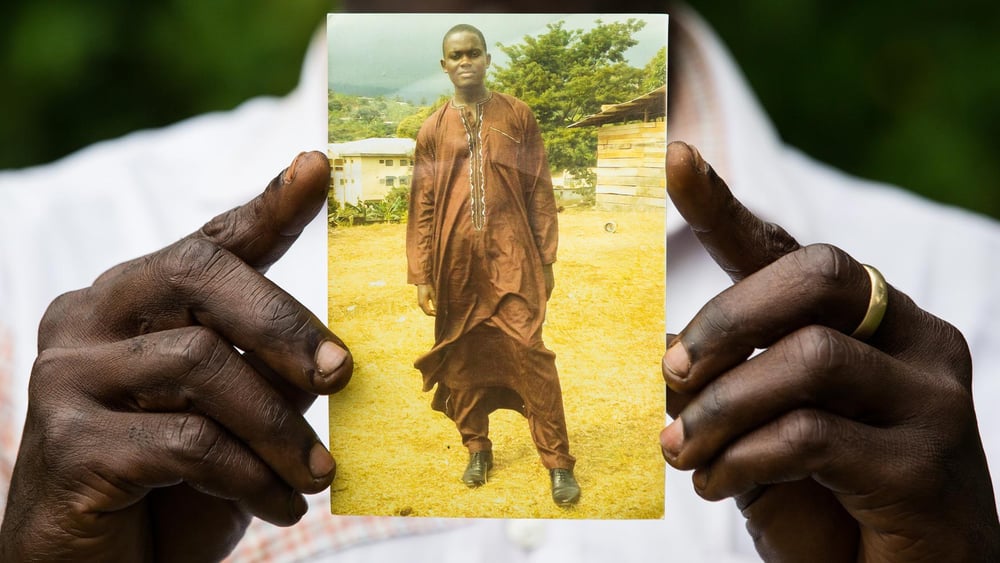 Fomusoh Ivo Feh wurde im Dezember 2014 wegen eines SMS verhaftet, das er als Witz einem Freund schickte. Zusammen mit zwei Freunden ist er angeklagt, eine Rebellion gegen den Staat angezettelt zu haben.  © Vincent Tremeau/Amnesty International