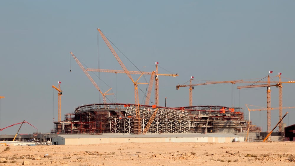 Für die Fussball-WM wurden und werden in Katar unzählige Stadien, Hotelanlagen, Strassen etc. gebaut – auf Kosten der Wanderarbeitenden. © Philip Lange / Shutterstock.com