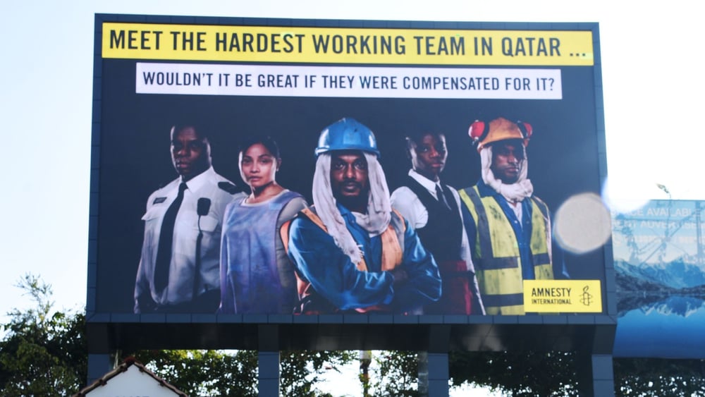 Plakatwand in Katars Hauptstadt Kathmandu, woher viele Arbeitsmigrant*innen stammen, die in Katar nicht oder nicht ausreichend entschädigt wurden. ©  NagarLachhu