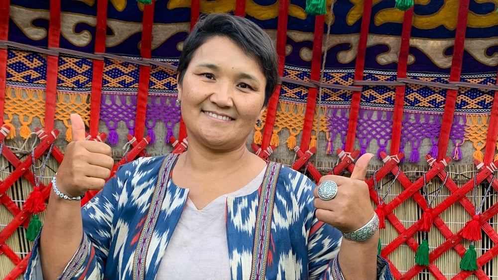 Die Menschenrechtsaktivistin Rita Karasartovaträgt gibt  nicht auf – auch nach langer Haft und Überwachung nicht. © zvg