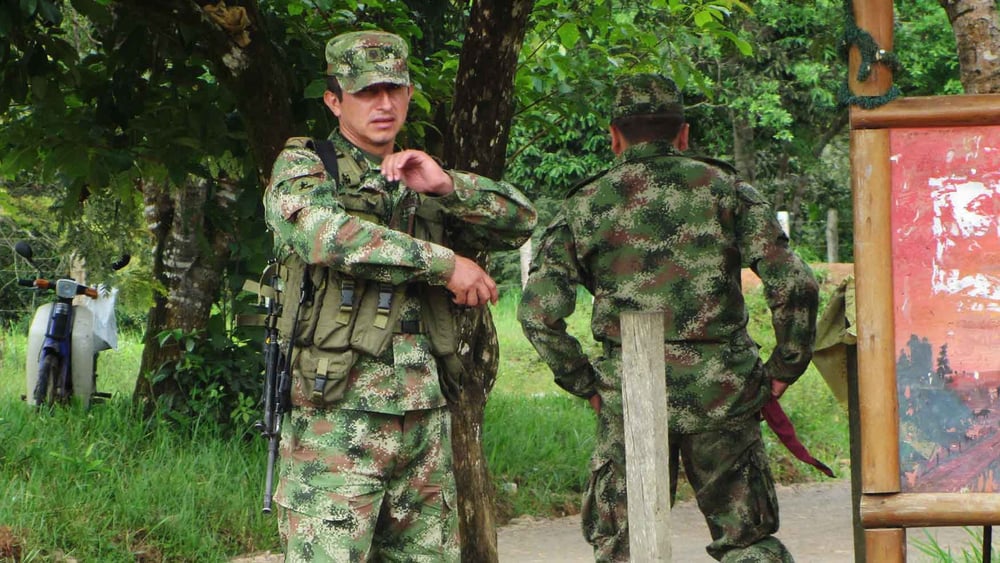 Militärangehörige begleiten das Institut für ländliche Entwicklung INCODER bei einem Feldbesuch in der Gemeinde Cabuyaro (Symbolbild). © Corporación Claretiana Norman Pérez Bello - Centro Claretiano de Investigación y Educación Popular, 2011.