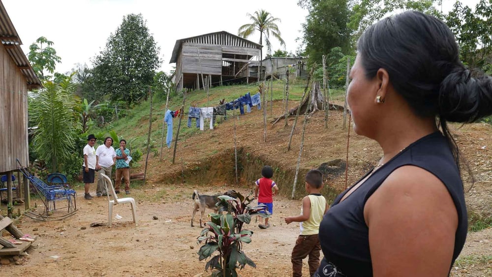 Die indigene Gemeinschaft Wounaan Phubuur in Chocó wurde durch die bewaffneten Konflikte aus ihren Häusern vertrieben. © AI