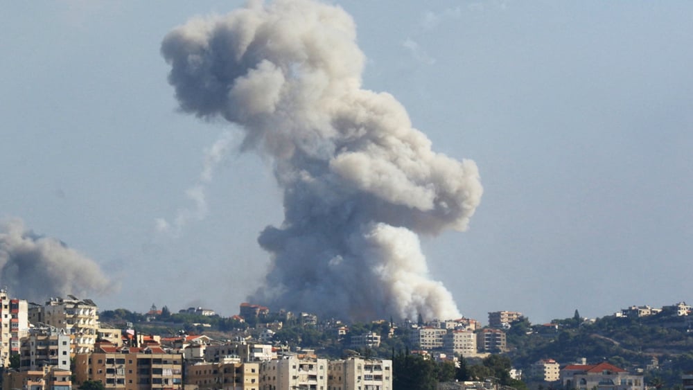 Rauch steigt am 23. September 2024 aus einem von israelischem Granatenbeschuss betroffenen Ort im Südlibanon auf. © MAHMOUD ZAYYAT/AFP/Getty Images