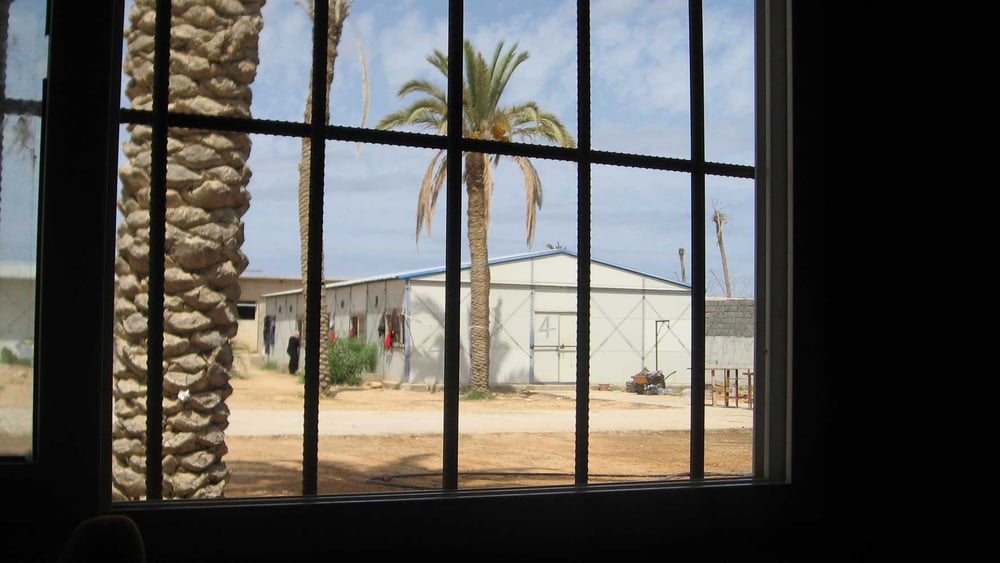 Ein Haftzentrum für Migranten und Flüchtlinge in der libyschen Hafenstadt Choms. © AI
