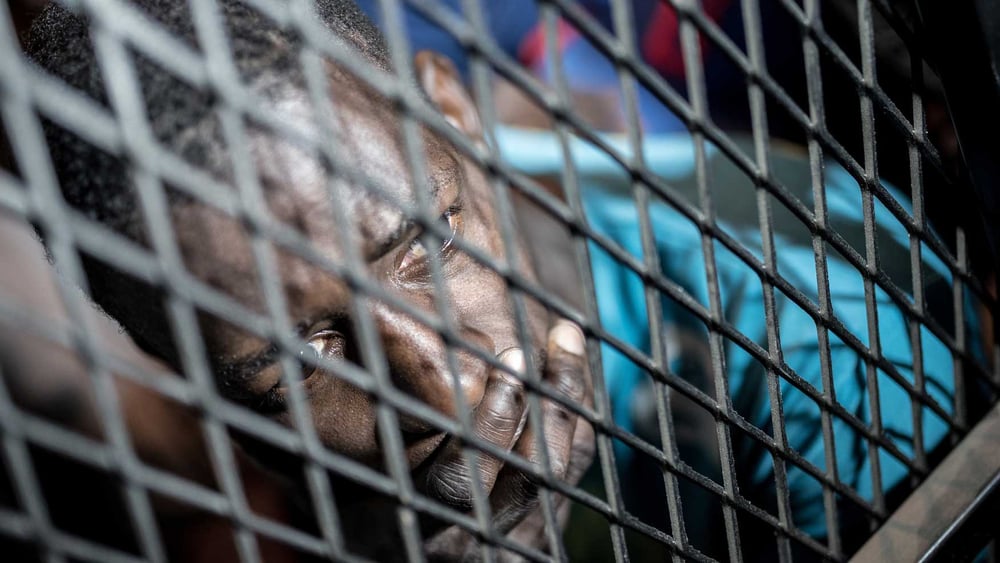 Flüchtlinge werden in Haftzentren eingesperrt, in welchen sie unter unsäglichen Bedingungen monatelang ausharren müssen. © TAHA JAWASHI