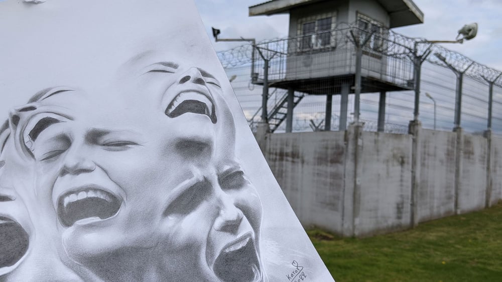 Karrar Español ist ein 25-jähriger irakischer Asylbewerber und Künstler, der derzeit in Litauen im Migrant*innenlager Kybartai inhaftiert ist und mit diesem Bild zeigen will, wie es sich anfühlt, inhaftiert zu werden, nur weil er Asyl beantragt hat. © Karrar Español