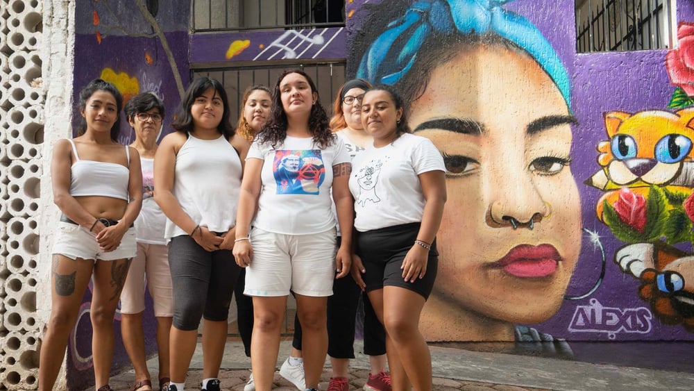Nach einem erneuten Feminizid demonstrierten diese Aktivistinnen im November 2020 in Cancun gegen die Gewalt an Frauen und wurden dabei von der Polizei beschossen. © Maho Irigoyen/Amnesty International