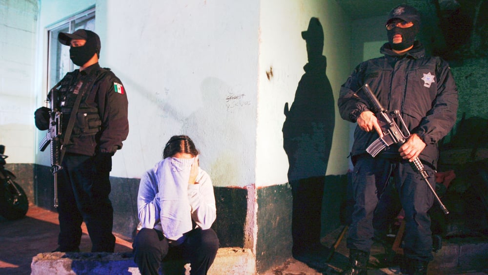 Polizisten verhaften eine Frau in Mexiko City, die des Drogenhandels verdächtigt wird. © Reuters