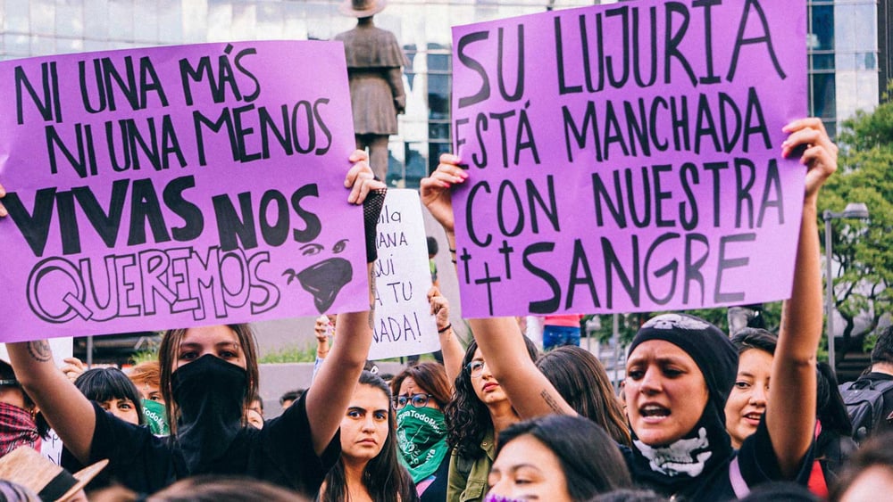 Demonstrantinnen protestieren gegen die Gewalt gegen Frauen in Mexiko Stadt im August 2019. © fedeztez93 / shutterstock.com