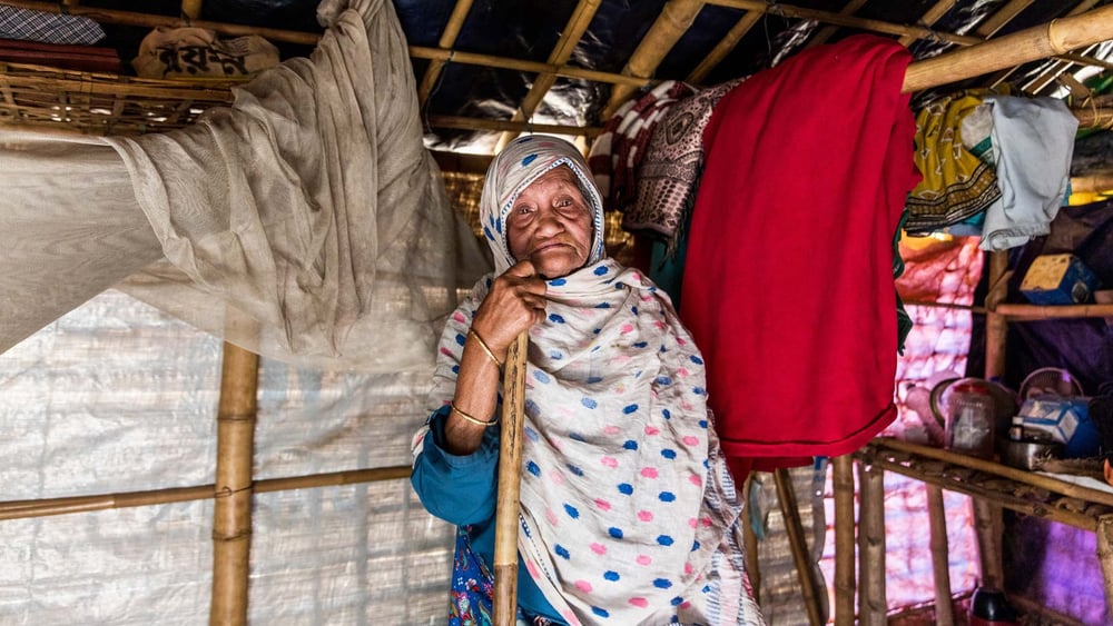 Sokhina Khatun ist um die 90 Jahre alt und lebt gegenwärtig in Camp #1 East in Bangladesch. © Amnesty/Reza Shahriar Rahman