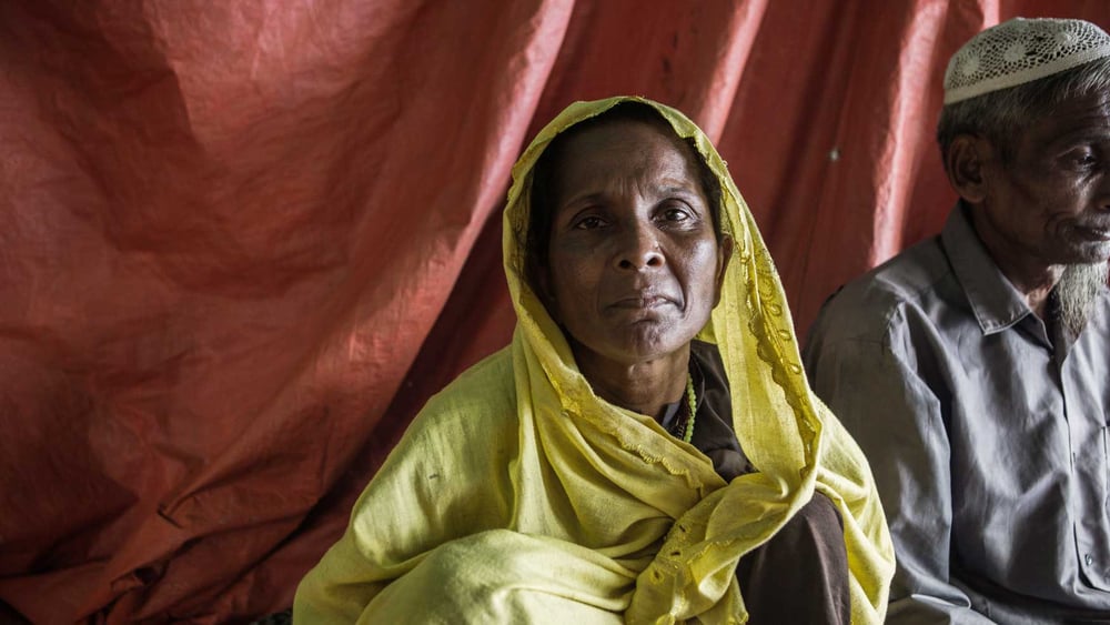 Zarina Khatun, 45 (links), und Nabi Hossain, 50, in ihrer Unterkunft im Kutupalong Flüchtlingslager in Bangladesch, 27. September 2017. © Andrew Stanbridge / Amnesty International