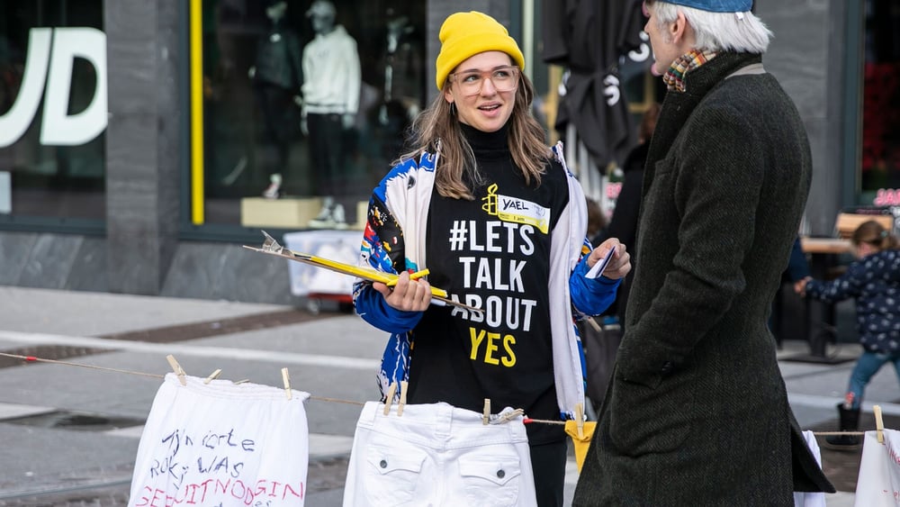 Amnesty-AktivistInnen führten Anfang Oktober vor dem Repräsentantenhaus in Den Haag eine Kampagne durch, in der sie die Regierung auffordern, das neue Gesetz über nicht einvernehmlichen Sex zu ändern. © Marieke Wijntjes