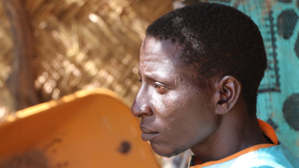 Abdallah, der mit seinen Kindern in einem Lager für intern Vertriebene in der Region Tillabéri lebt. 1. August 2021  © Mamoudou L. Kane / Amnesty International