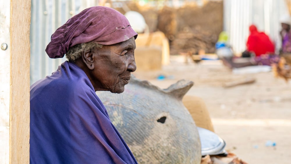 Die etwa 90-jährige Shakwa im Lager in Borno State, Nordost-Nigeria, Oktober 2020. © The Walking Paradox / Amnesty International.© The Walking Paradox / Amnesty International. Weiter Fotos durch Klick aufs Bild.