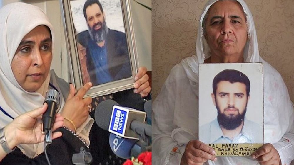 Amina Masood mit Bild von ihrem Mann Masood Janjua / Zenab Khartoum mit Bild von ihrem Sohn Faisal Faraz © AI
