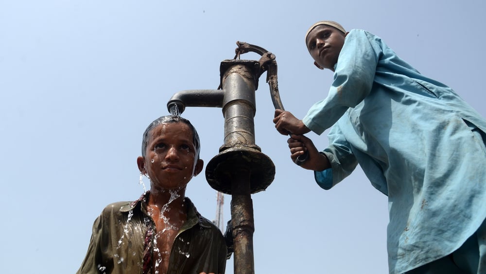 Das Wasser aus dem Brunnen mit der Handpumpe – oft die einzige mögliche Kühlung. © Shakil Adil