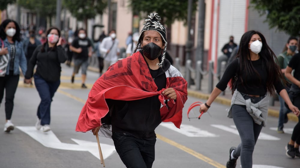 Bereits bei den Protesten gegen die Inauguration des neuen Präsidenten Manuel Merino am 10. November kam es zu Polizeigewalt. © Joel Salvador / shutterstock.com