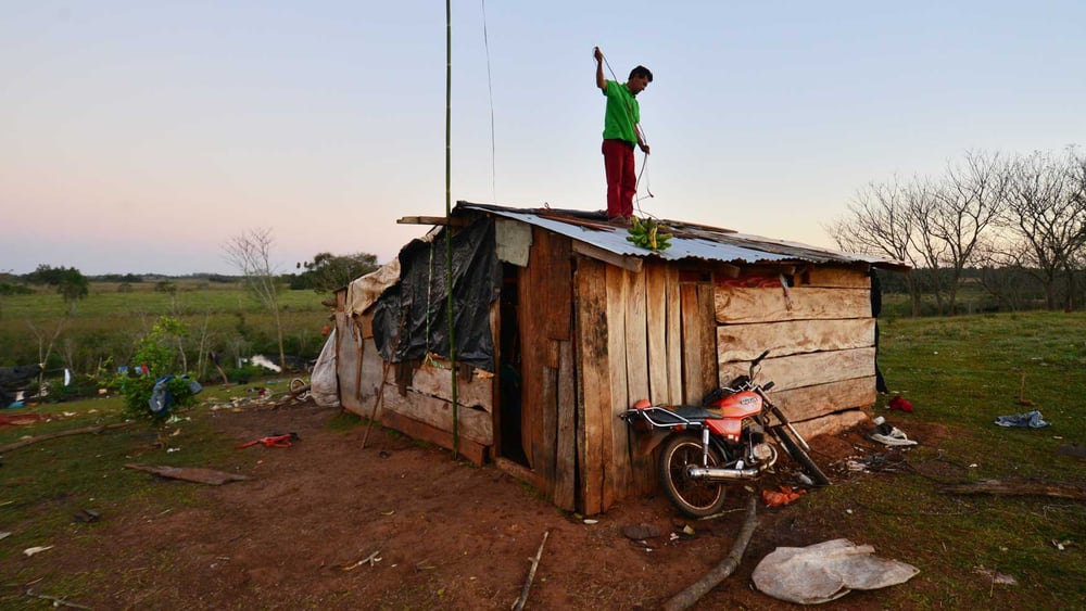 Wiederaufbau eines Hauses in Guahory in Paraguay, einer Bauerngemeinde, die 2016 und 2017 mit Zwangsräumungen konfrontiert war. © Amnesty International/Gustavo Luis Pereira Verly