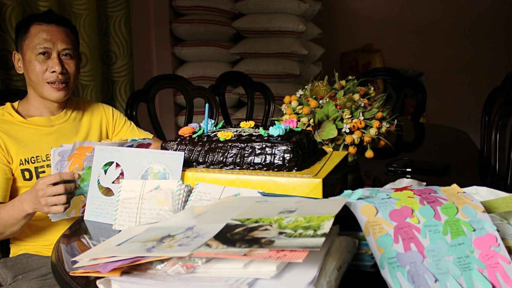 Philippinische Amnesty-Mitarbeiter haben Jerryme Corre zu seinem Geburtstag besucht und ihm Unterstützungsbriefe aus aller Welt mitgebracht. © Amnesty International
