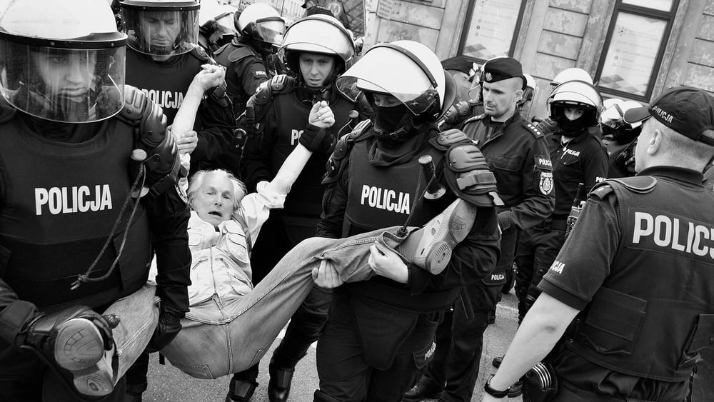 Bogusław Zalewski (82) wird während einer Antifaschistischen Demonstration am 1. Mai in Warschau von der Polizei festgenommen © JohnBoB & Sophie art