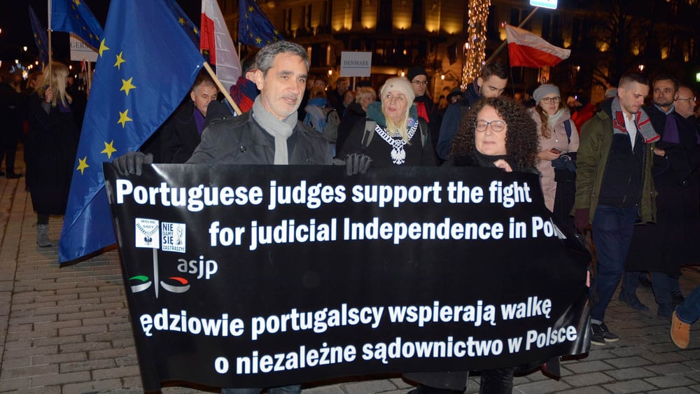 Richterinnen, Anwälte und Juristinnen aus ganz Europa nahmen am Marsch der tausend Roben in Warschau teil. © Grand Warszawski / shutterstock.com