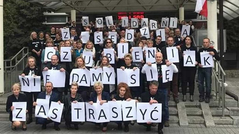 Protestaktion von RichterInnen in Krakau für ihre Kollegin Czubieniak , die von der «Disziplinarkammer» gemassregelt wurde, weil sie die Meinung vertrat, dass ein Verdächtiger in jedem Stadium einer Ermittlung das Recht auf einen Anwalt habe. © SSP Iustitia @ Iustitia polish judges