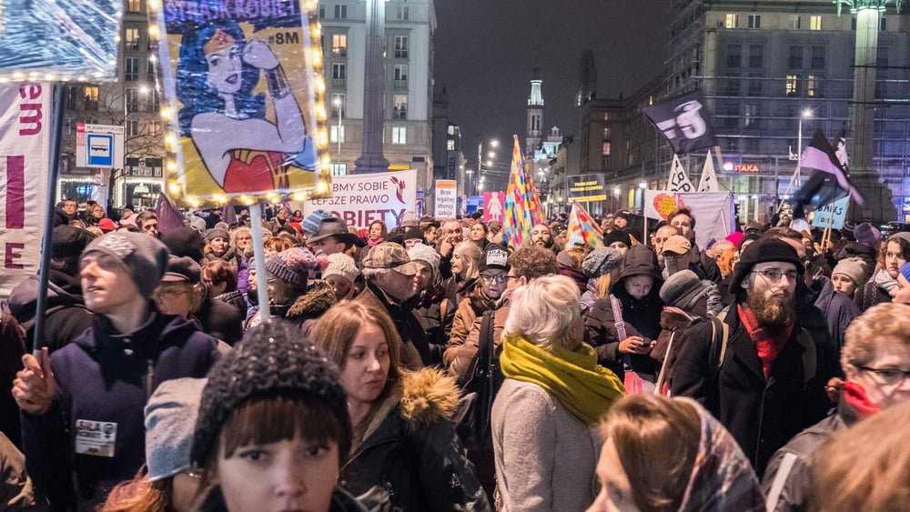 Tausende von Menschen nahmen am 23. März 2018 in Warschau am «Schwarzen Freitag» teil, um gegen ein geplantes Gesetz zu protestieren, das den bereits eingeschränkten Zugang zu einem sicheren und legalen Schwangerschaftsabbruch in Polen weiter einschränken würde. ©  Grzegorz Żukowski