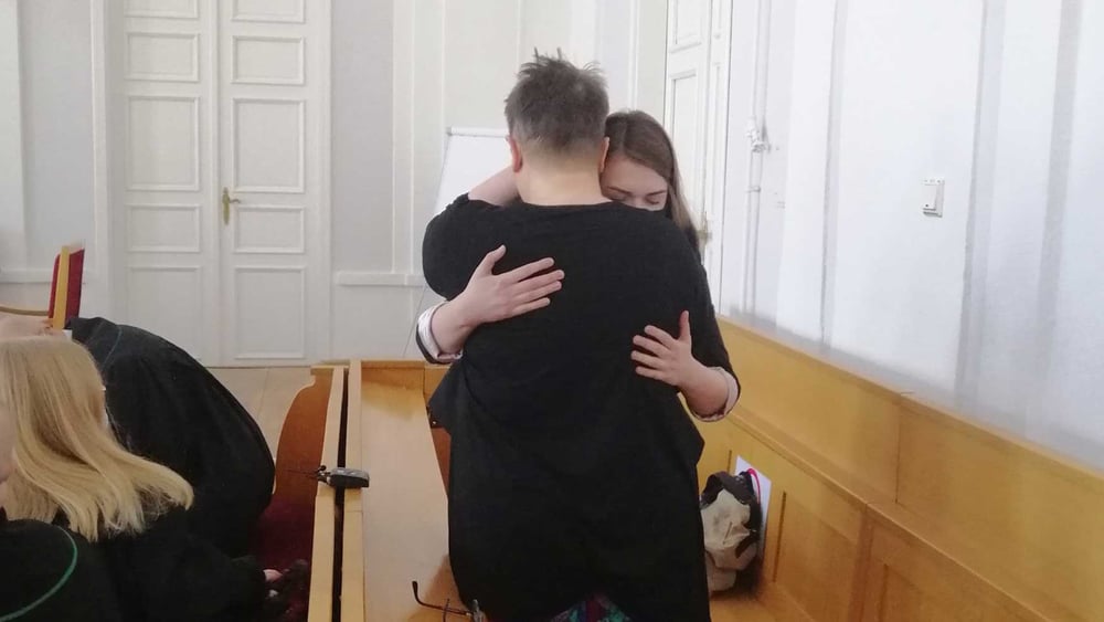 Elżbieta und Anna umarmen sich nach der Urteilsverkündung. © Amnesty Poland