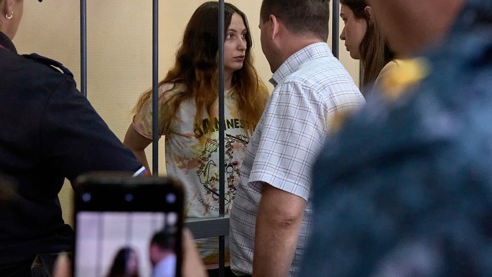 Aleksandra Skochilenko während einer Gerichtsverhandlung im April 2023 © Andrey Bok