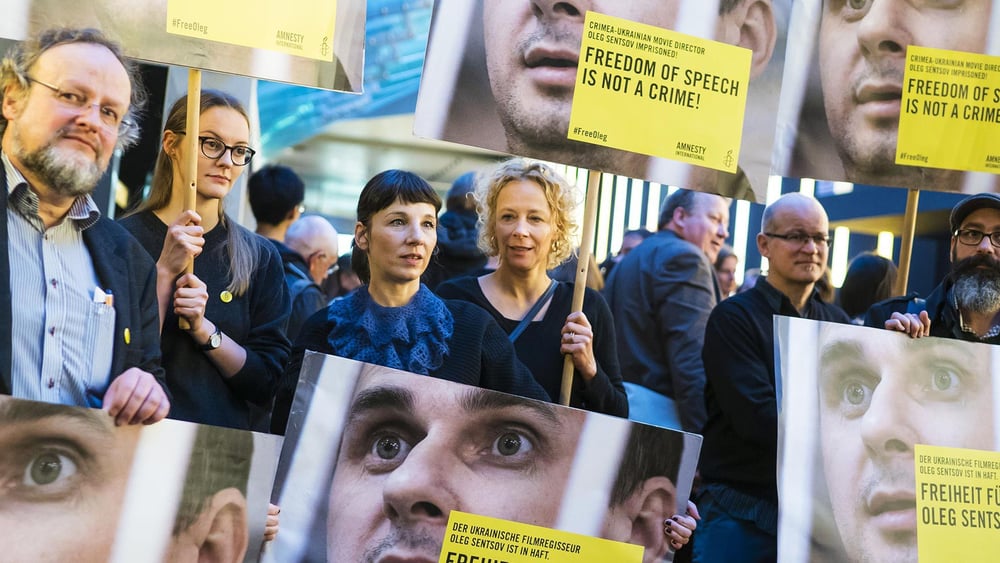 Die Schauspielerinnen Katja Riemann und Meret Becker setzten sich anlässlich der Berlinale 2016 für Oleg Senzow ein. © Amnesty International / Henning Schacht