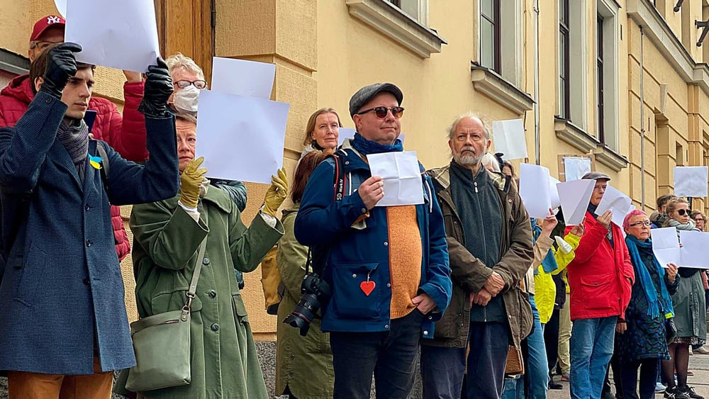 Aktivist*innen von Amnesty International Finnland protestieren vor der russischen Botschaft für Meinungsäußerungsfreiheit. © Amnesty International Finnland / Tomi Asikainen