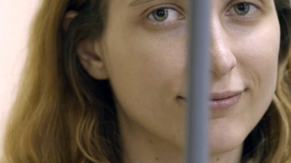 Auch die junge Künstlerin Aleksandra Skochilenko wird der «öffentlichen Verbreitung vorsätzlich falscher Informationen über den Einsatz der Streitkräfte der Russischen Föderation und die Ausübung der Befugnisse staatlicher Organe der Russischen Föderation» beschuldigt. Im Falle einer Verurteilung drohen ihr 5 bis 10 Jahre Gefängnis. 	© Amnesty International