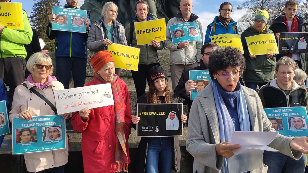 Menschenrechtsaktivistinnen und -aktivisten gedenken in Bern der saudischen Gewissensgefangenen Raif Badawi und Waleed Abu al-Khair, die sich im Hungerstreik befinden. © Amnesty International